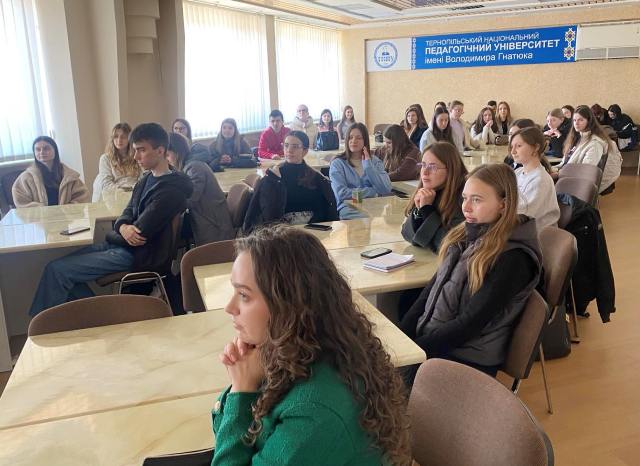 Учасники заходу зосереджено слухають про юридичні аспекти взаємодії перекладача з видавництвом